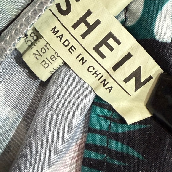 SHEIN Hawaiian Print Button Down Shirt Black with Pink Flamingos Size Small - Picture 5 of 6